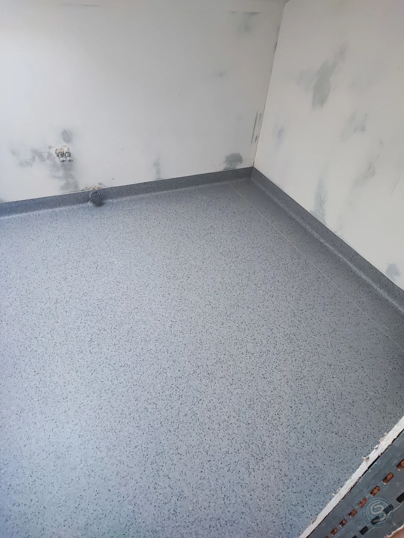 Elegancka i funkcjonalna łazienka dzięki wykładzinie PCV.